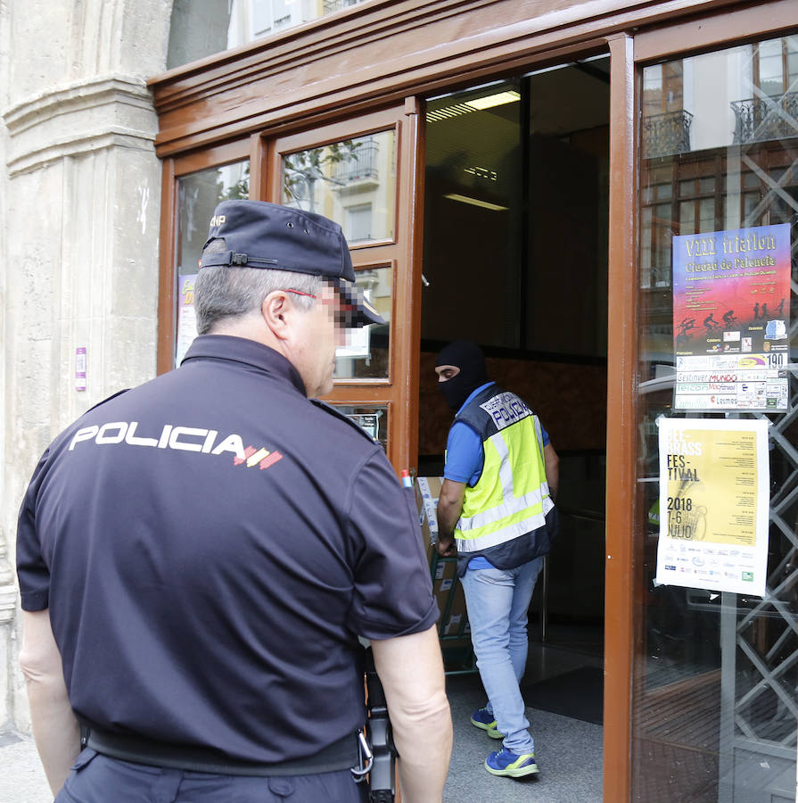 Fotos: Registro a las oficinas del ayuntamiento por la operación Enrredada