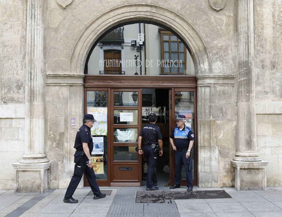 Fotos: Registro a las oficinas del ayuntamiento por la operación Enrredada
