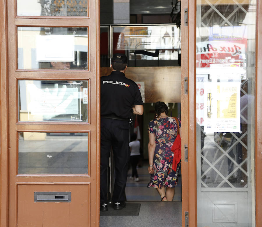 Fotos: Registro a las oficinas del ayuntamiento por la operación Enrredada