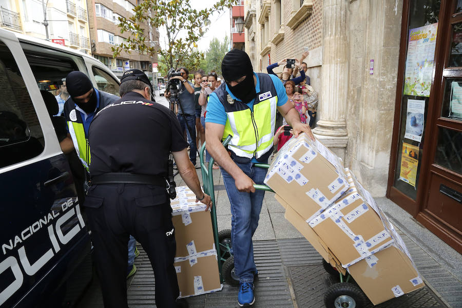 Fotos: Registro a las oficinas del ayuntamiento por la operación Enrredada