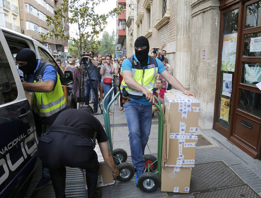 Fotos: Registro a las oficinas del ayuntamiento por la operación Enrredada