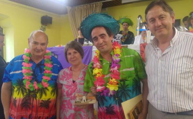 El ganador posa junto al alcalde de Brañosera, Jesús Mediavilla, al término del concurso. 