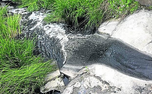Aspecto que presenta el agua del arroyo de Sangujero.