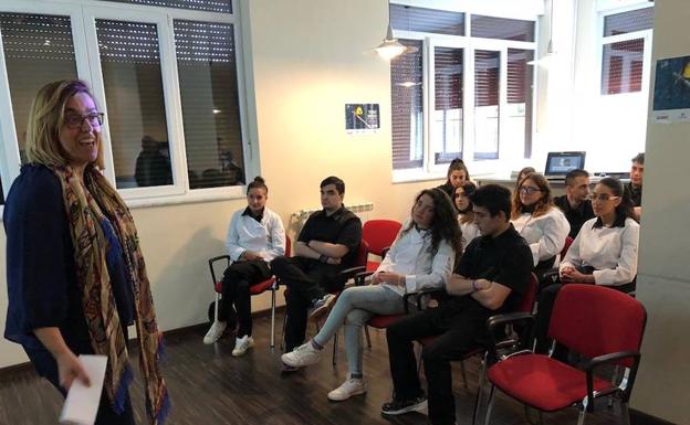 Ángeles Armisén, con los alumnos del curso, este martes en Guardo.