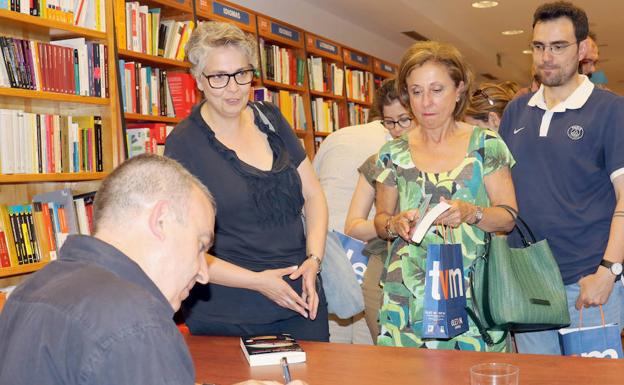 Silva firma ejemplares en la librería Oletvm. 