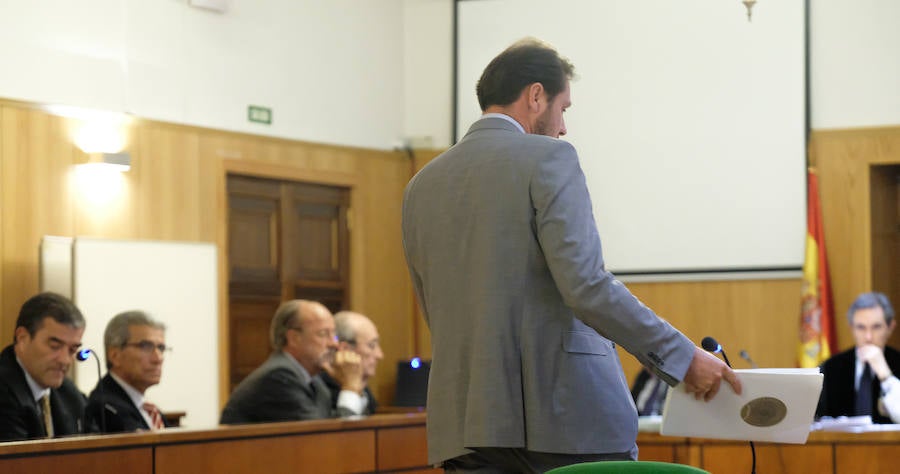 Fotos: El alcalde Óscar Puente comparece como testigo en el juicio contra León de la Riva