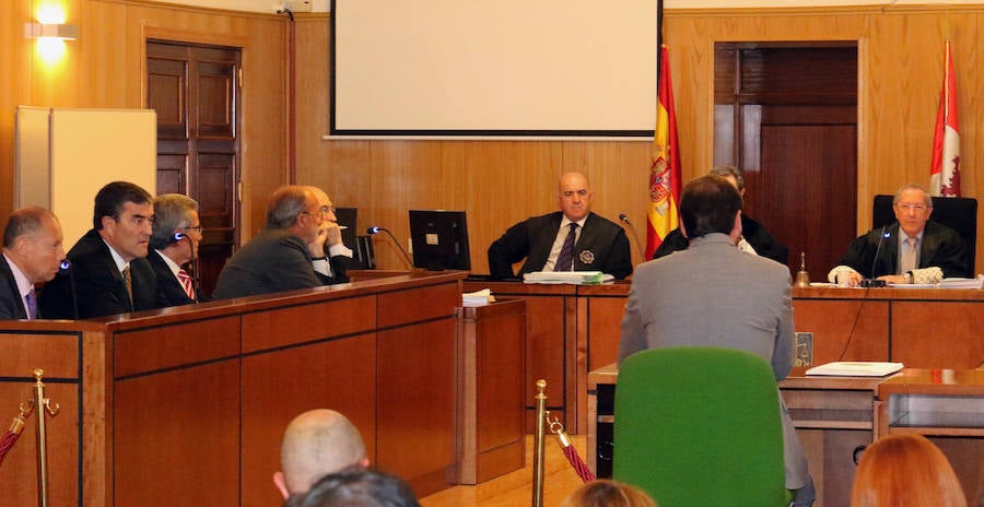 Fotos: El alcalde Óscar Puente comparece como testigo en el juicio contra León de la Riva