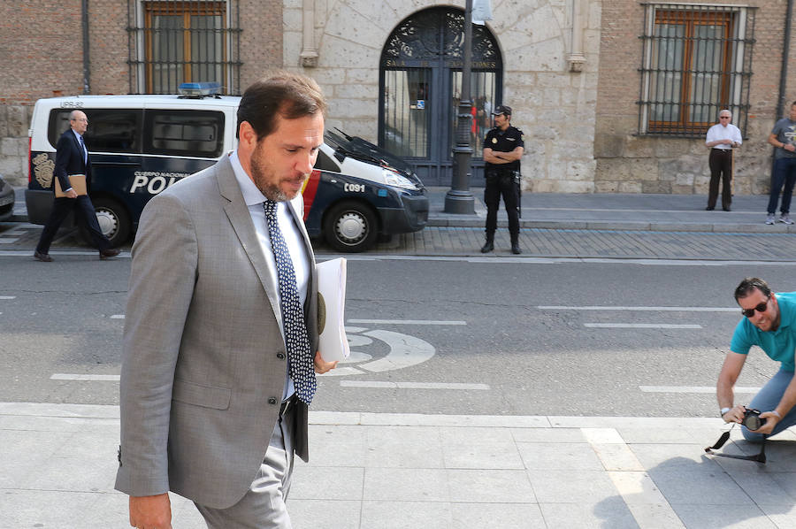 Fotos: El alcalde Óscar Puente comparece como testigo en el juicio contra León de la Riva