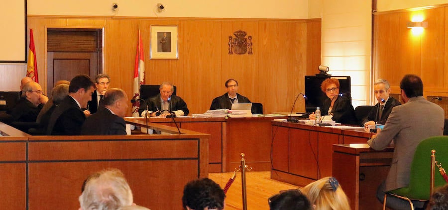 Fotos: El alcalde Óscar Puente comparece como testigo en el juicio contra León de la Riva