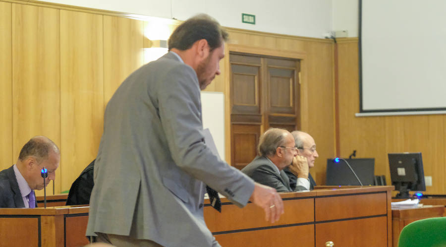 Fotos: El alcalde Óscar Puente comparece como testigo en el juicio contra León de la Riva