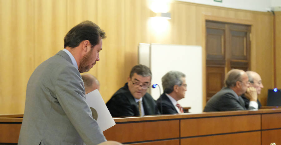 Fotos: El alcalde Óscar Puente comparece como testigo en el juicio contra León de la Riva