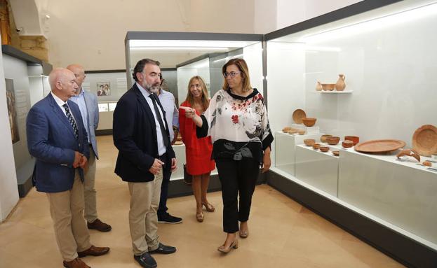 Ángeles Armisén, durante la visita al renovado museo, junto al alcalde de Saldaña. 