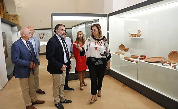 Ángeles Armisén, durante la visita al renovado museo, junto al alcalde de Saldaña. 