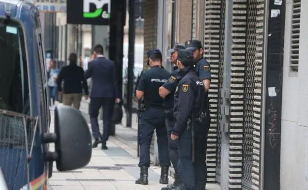 Miembros de la UDEF, en el Ayuntamiento de León. 