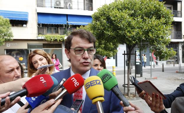 Alfonso Fernández Mañueco atiende a los medios antes de votar en la sede del PP.