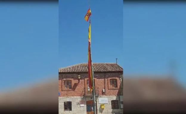 La bandera con el águila ondea ante el Ayuntamiento. 