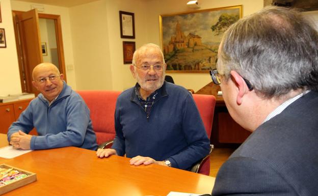 Representantes de la asociación vecinal de Nueva Segovia se entrevistan con el delegado de la Junta. 