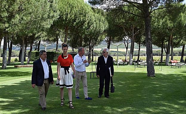 Carlos del Barrio, Consuelo Redondo, Nikolaus Trieb y Juan Moreno pasean por los jardines de Arzuaga, escenario de uno de los conciertos. 
