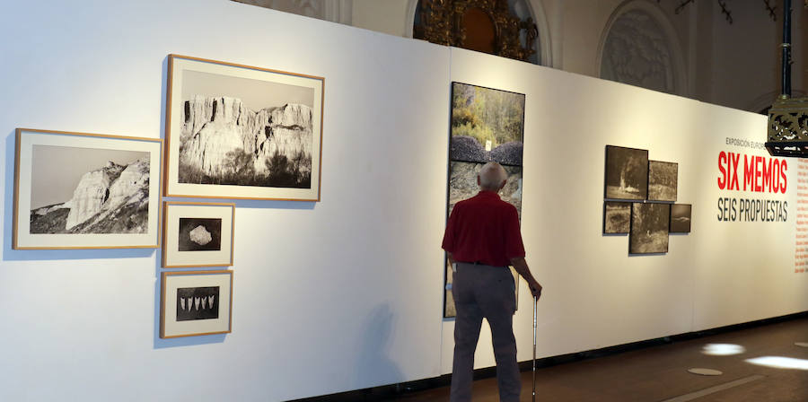 Un visitante observa fotografías de la exposición 