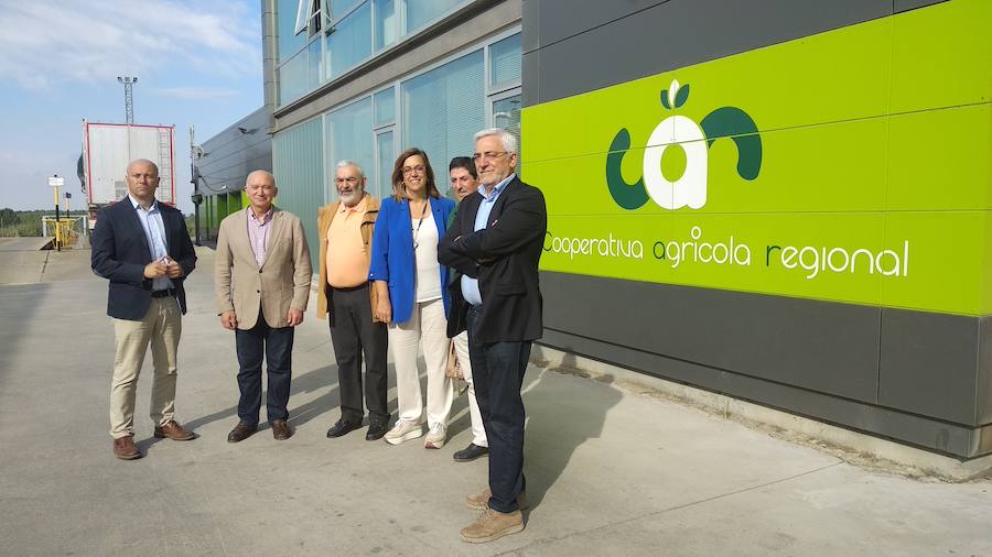 Presidenta y diputados de Palencia junto a las instalaciones de Cooperativa Agrícola Regional