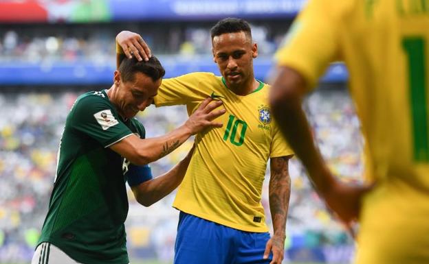 Neymar y Guardado, durante el México-Brasil