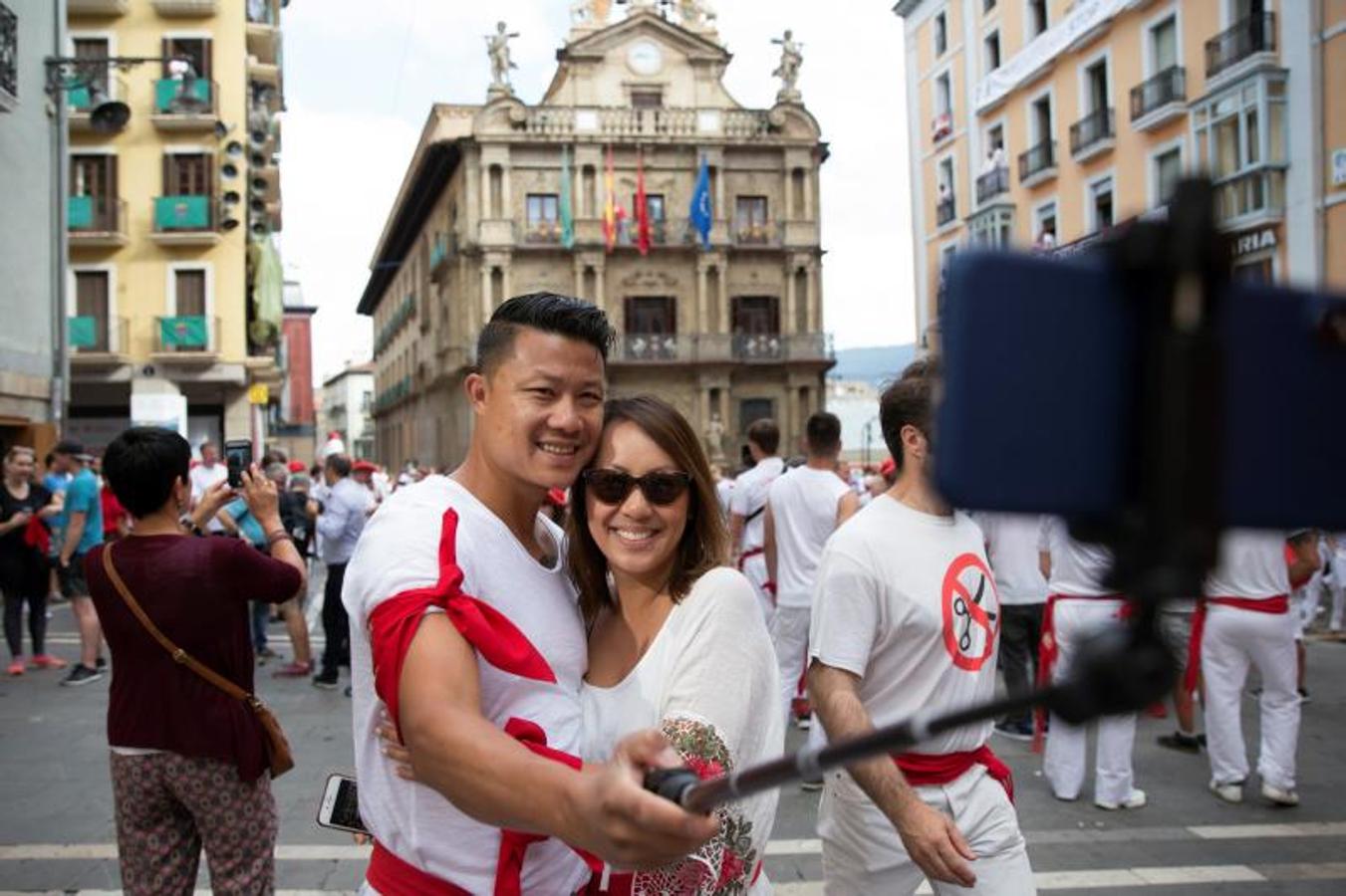 La capital navarra se prepara para vivir su fiesta más grande, los sanfermines, que arrancarán con el tradicional chupinazo desde la plaza del Ayuntamiento