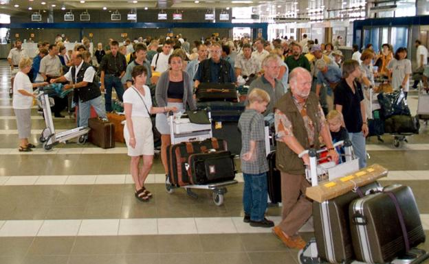 Pasajeros esperando un vuelo.