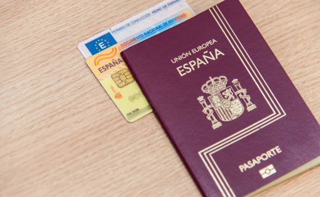 DNI y pasaporte español. 