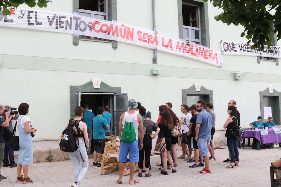 Fotos: Activistas del colectivo La Molinera en el antiguo hotel Marqués de la Ensenada