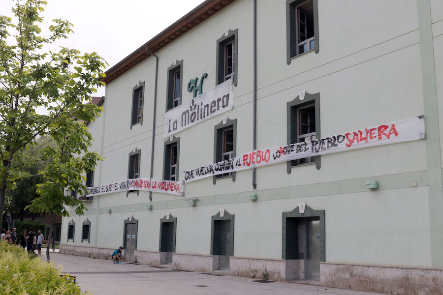 Fotos: Activistas del colectivo La Molinera en el antiguo hotel Marqués de la Ensenada