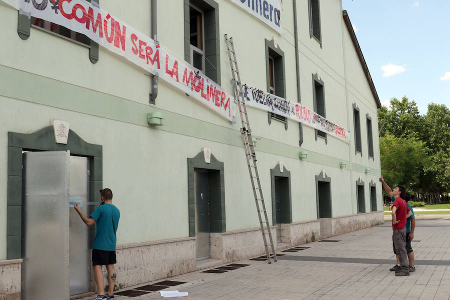 Fotos: Activistas del colectivo La Molinera en el antiguo hotel Marqués de la Ensenada