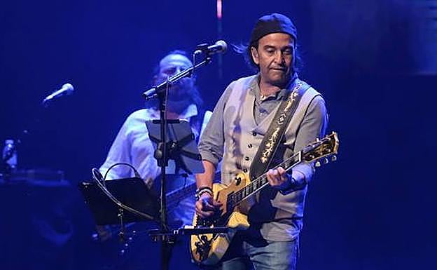 Álvaro Urquijo, de Los Secretos, actuando en el Palacio Euskalduna de Bilbao. 