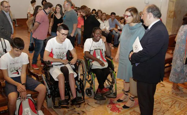 El vicerrector de Política Académica y Participación Social de la Universidad de Salamanca; Enrique Cabero; la comisionada para Universidad, Juventud y Planes Especiales de Fundación ONCE, Isabel Martínez Lozano, en la inauguración.