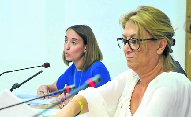 Teresa López, expresidenta de la comisión. Al fondo, Pilar Vicente. 