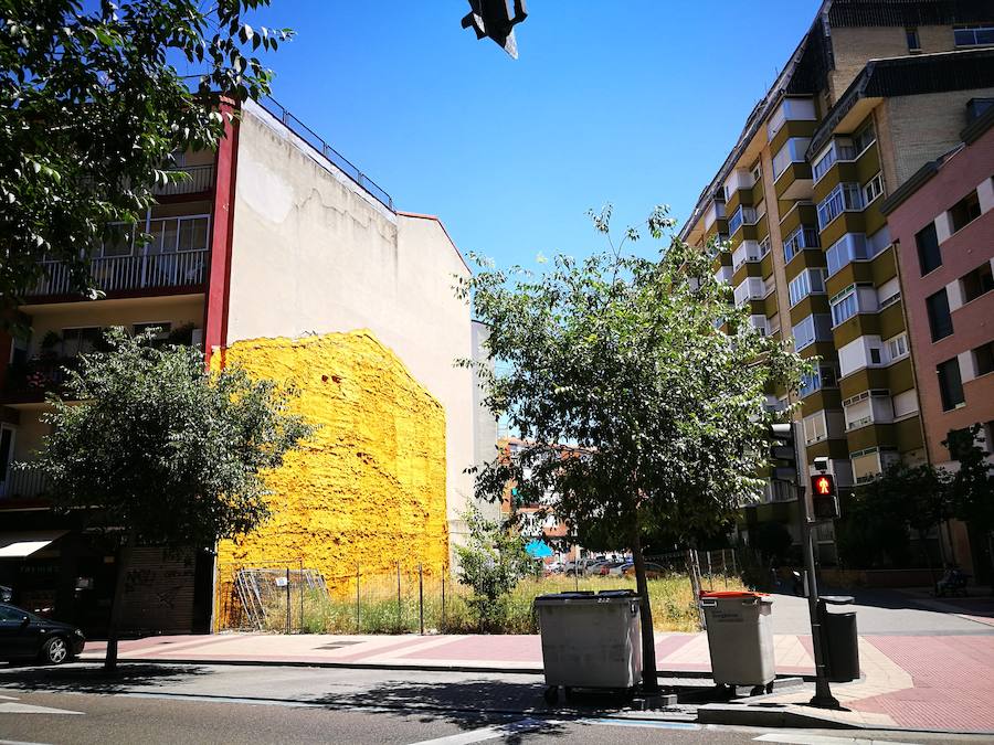 Se resiste. Alamillos, 2. La huella amarilla del edificio antiguo y el solar, vallado y tomado por la maleza, son una imagen reconocible.