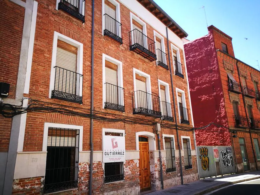 En marcha. Calle Niña Guapa. En el número 22 hay trabajos de rehabilitación en el edificio junto a un solar aún vacío.