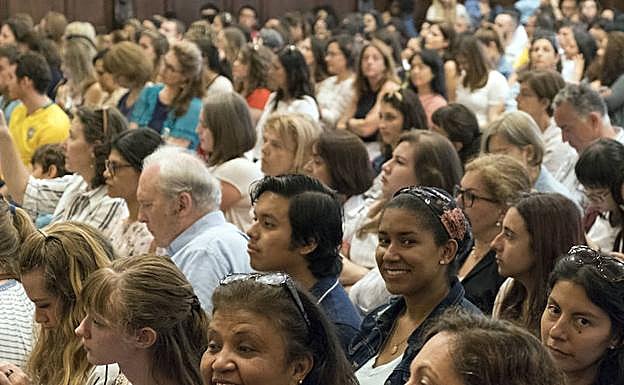Estudiantes que asistieron el pasado lunes en el Paraninfo a la inauguración de losCursos de Lengua y Cultura Españolas de la USAL.