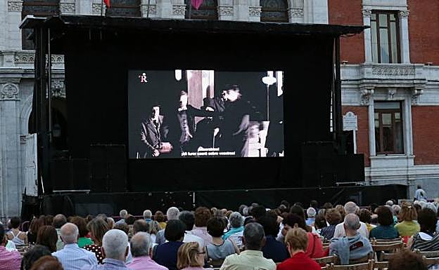 Los espectadores siguieron la retransmisión del Teatro Real en una gran pantalla instalada frente al Ayuntamiento.