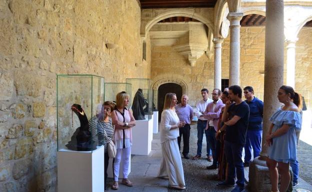 Un momento del acto inaugural de la exposición 'No hay dos igual'. 