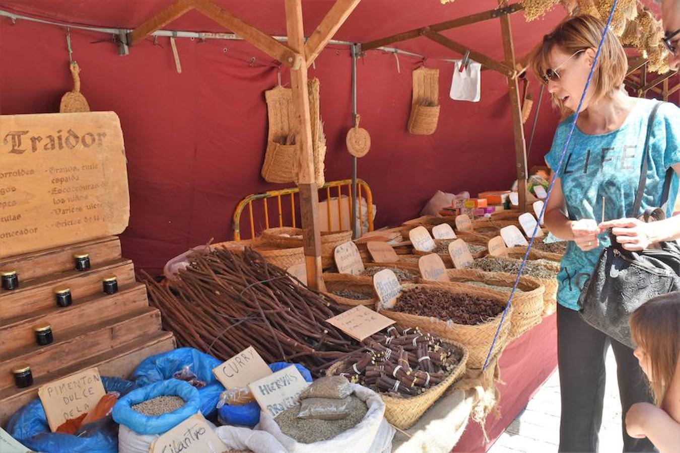 Fotos: La Feria de Artesanía llena Aguilar de arte