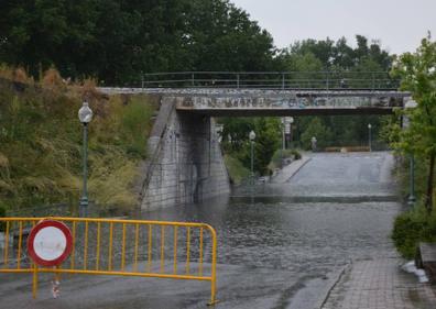 Imagen secundaria 1 - Una tromba de granizo anega varias calles de Guardo
