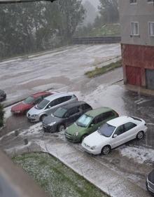 Imagen secundaria 2 - Una tromba de granizo anega varias calles de Guardo