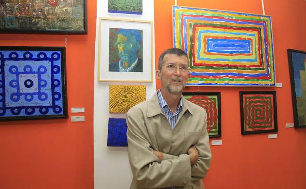 Jesús Mazariegos, en una imagen de archivo frente a algunas de sus obras. 