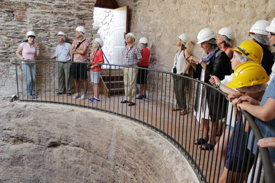 Las visitas guiadas al enigmático pozo permiten a los turistas adentrarse en sus profundos túneles para viajar en el tiempo