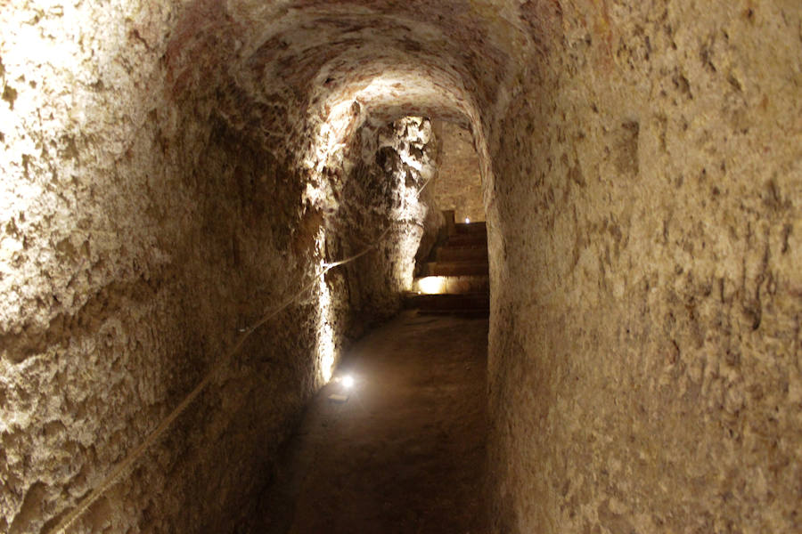 Las visitas guiadas al enigmático pozo permiten a los turistas adentrarse en sus profundos túneles para viajar en el tiempo