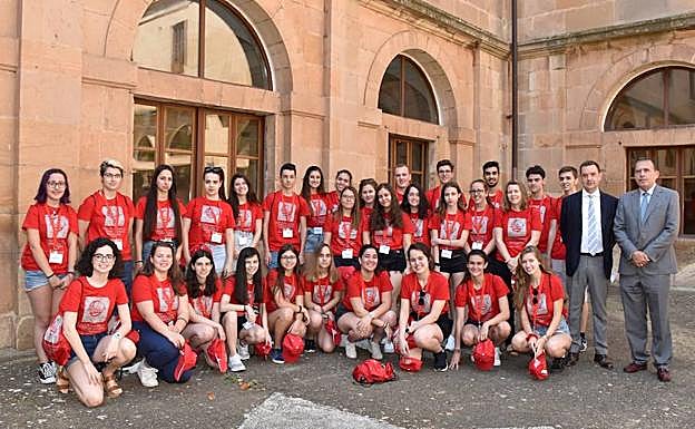 Rafael Medina y Javier Barrio con los alumnos del II Campus de Profundización Científica celebrado en Soria. 
