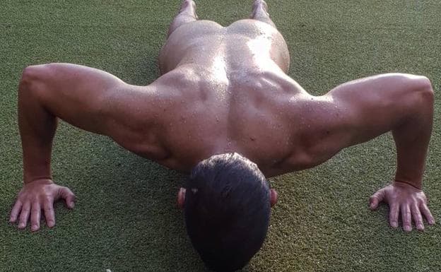 Miguel Herrán, desnudo, mientras hace flexiones. 