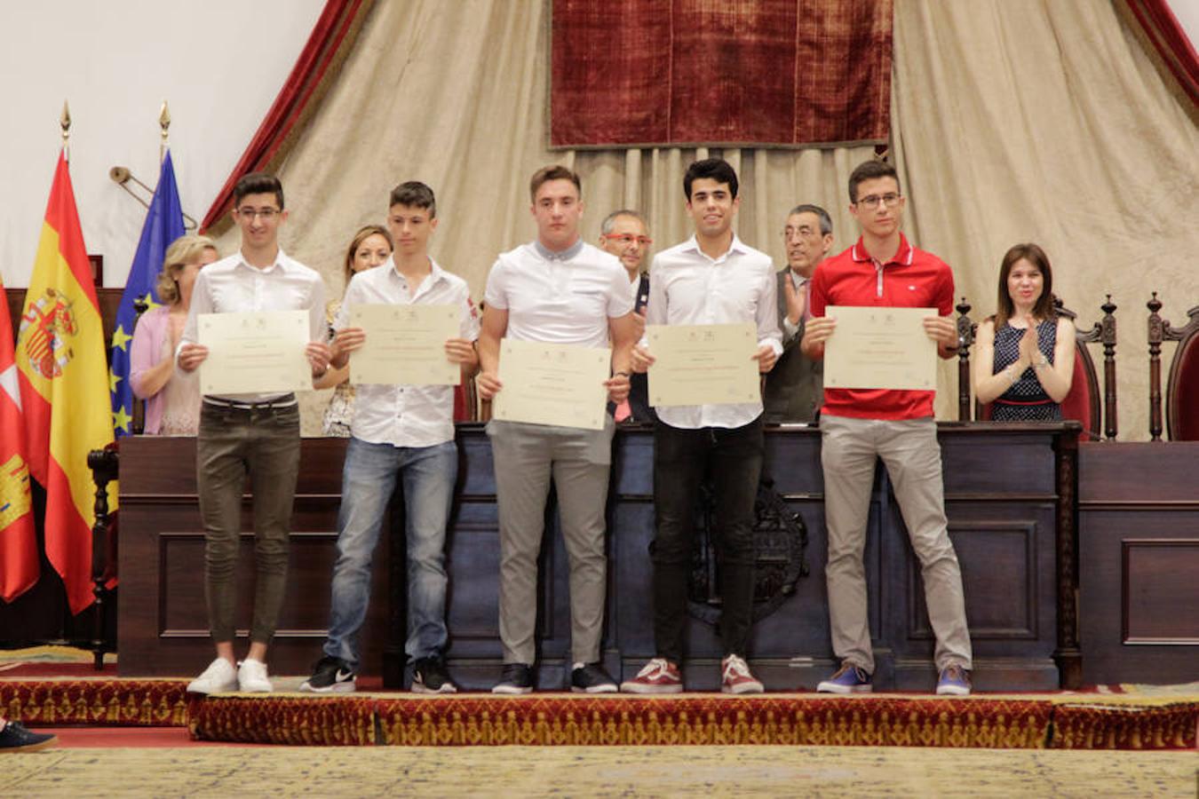 Fotos: La USAL entrega los premios a las 100 mejores notas de la EBAU