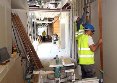 Imagen secundaria 1 - Cuadrillas trabajando en distintos espacios de la segunda fase del campus de la UVA en Segovia. 