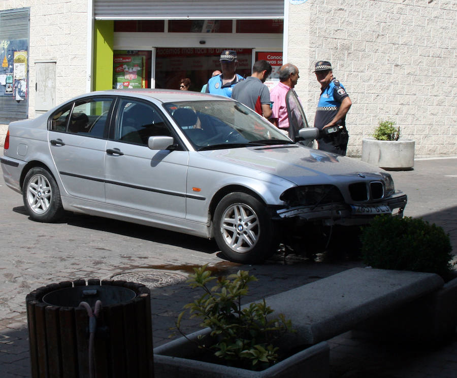 Fotos: Un coche se empotra contra una terraza en Cuéllar